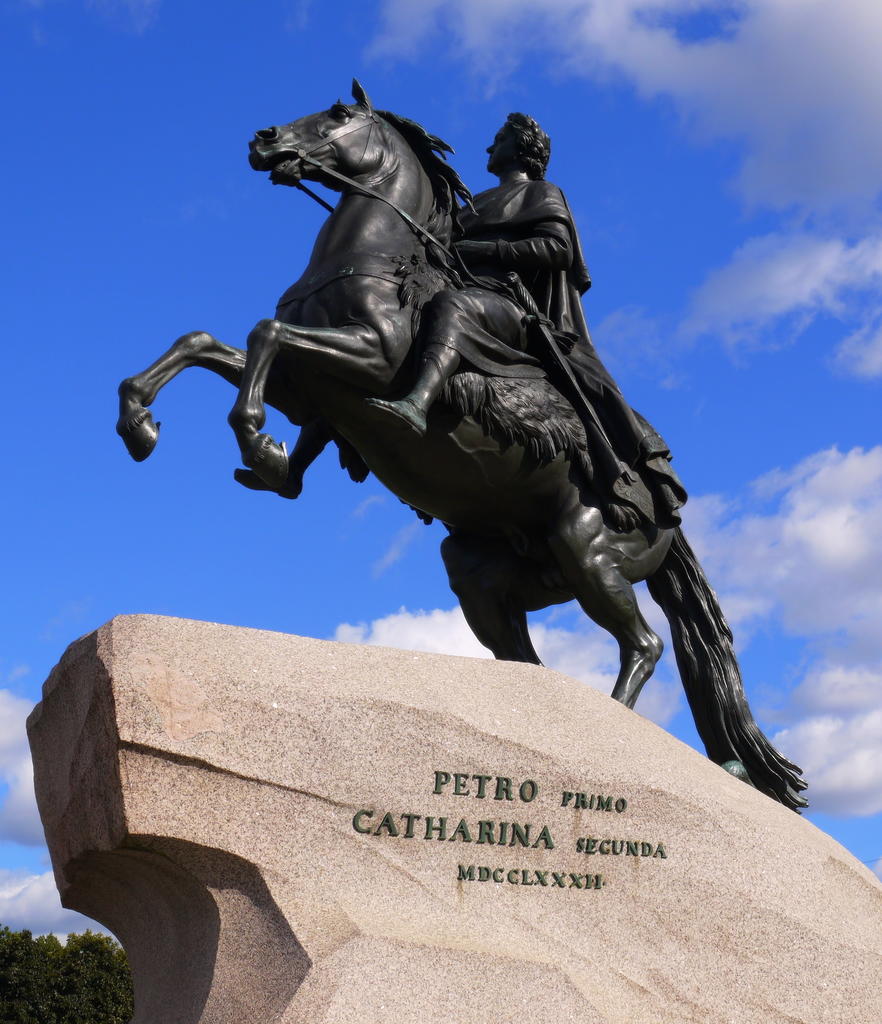 Étienne-Maurice Falconet (1716-1791), Statue équestre de Pierre le Grand, dite Le Cavalier de bronze, 1768. Bronze, 13,5 x 6,7 x 8,2 m. Saint-Pétersbourg, place du Sénat.